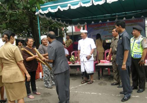 PENGUNDIAN KARCIS/KUPON BERHADIAH KEPADA PEMBAYAR RETRIBUSI PASAR TAHAP I 